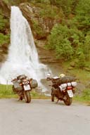 Wasserfall mit Mops